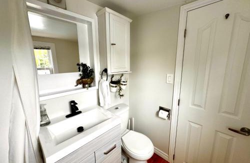 Carleton Place Apartment | NookSide Nest 1 bedroom Upstairs suite King, Kitchenette, Parking