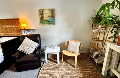Carleton Place Apartment | NookSide Nest 1 bedroom Upstairs suite King, Kitchenette, Parking
