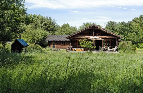 Øster Melholt House | Nordic log cabin with views over the fields