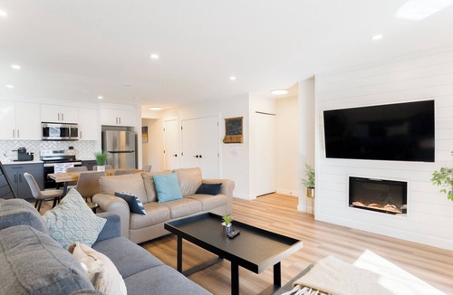 Crescent Heights Apartment | Nordic SPA Retreat, Hot Tub, Sleeps 8, Near Downtown and 15 min to the Airport!
