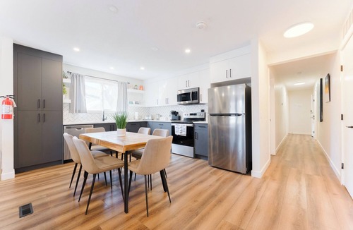 Crescent Heights Apartment | Nordic SPA Retreat, Hot Tub, Sleeps 8, Near Downtown and 15 min to the Airport!