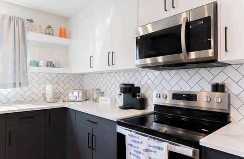 Crescent Heights Apartment | Nordic SPA Retreat, Hot Tub, Sleeps 8, Near Downtown and 15 min to the Airport!