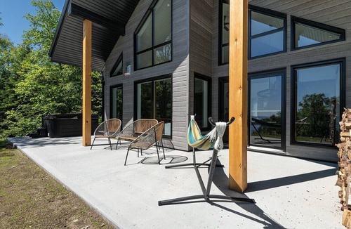 Les Eboulements Ski Chalet | Nordik Emma 157: Hot Tub, Views & Covered Terrace