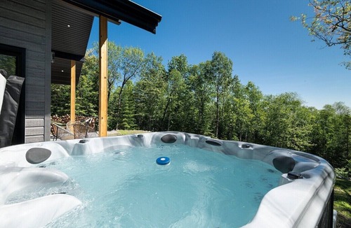 Les Eboulements Ski Chalet | Nordik Emma 157: Hot Tub, Views & Covered Terrace