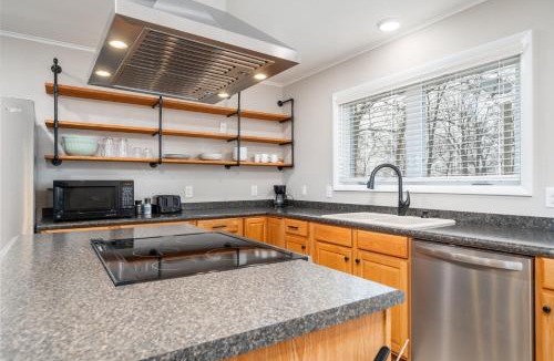 Dardanelle House | Nordins Hillside Meadow View Cabin