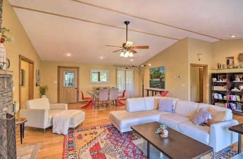 Mountain Home House | Norfolk Lake Getaway: The Kingfisher w/Deck
