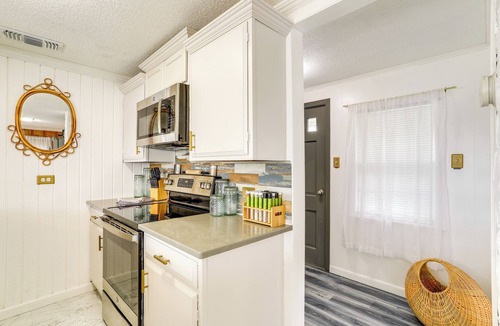 Henderson House | Norfork Lake Views: Home w/Deck in Henderson