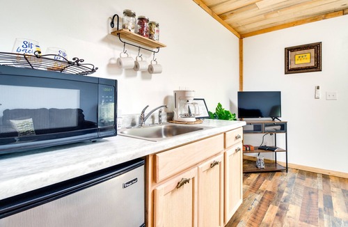 Lone Rock Apartment | Norfork Studio Escape: Walk to White River!