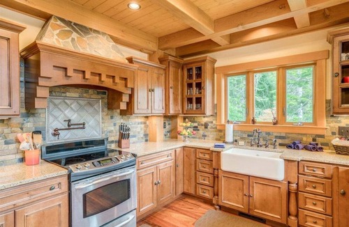 Leavenworth House | Norge Haus - Riverfront Extraordinary Home