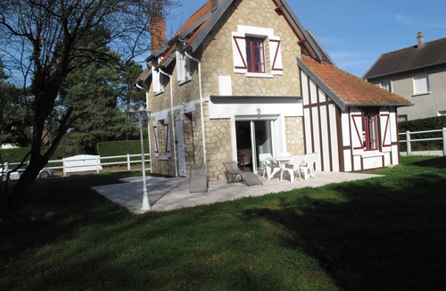 Merville-Franceville-Plage House | Norman house, completely renovated, seaside garden, terraces, wifi