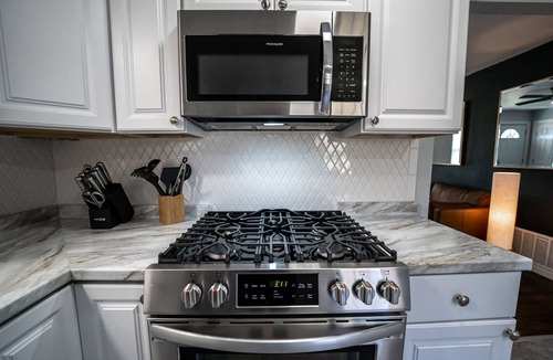 Norman House | Norman OU Football Getaway - Comfortable, Modern, Convenient - Feels Like Home!