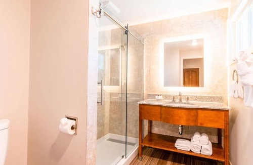 Golden Rectangle Hotel | Normandy Inn