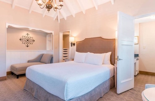 Golden Rectangle Hotel | Normandy Inn