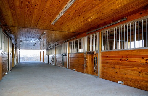 Big Creek House | Norris Lake Barn Loft Apt 1 Lakeview's & 1 mi Access to public boat ramp