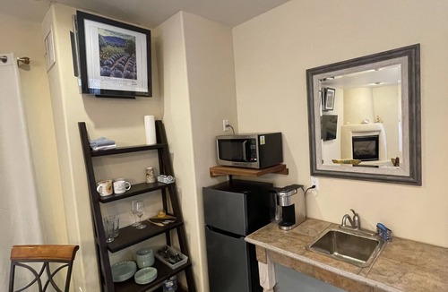 Los Ranchos de Albuquerque Apartment | North Sunflower Casita @ SantuaRio Grande - Cozy Casita+Fireplace+Private Patio