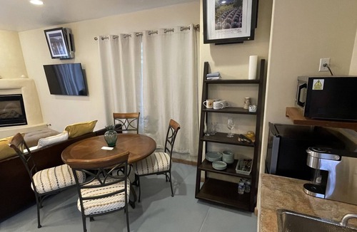 Los Ranchos de Albuquerque Apartment | North Sunflower Casita @ SantuaRio Grande - Cozy Casita+Fireplace+Private Patio