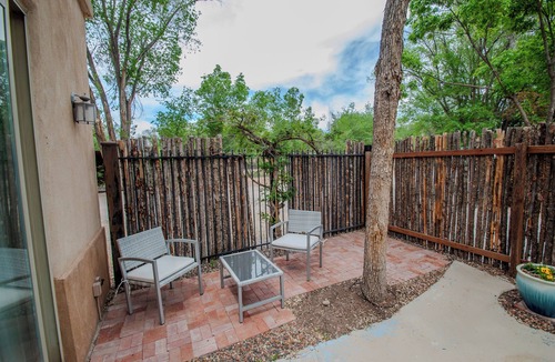 Los Ranchos de Albuquerque Apartment | North Sunflower Casita @ SantuaRio Grande - Cozy Casita+Fireplace+Private Patio