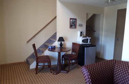 Cochrane Hotel | North Adventure Inn