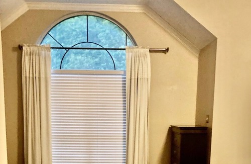 Scofield Farms House | North Austin Beautiful Bright 4 Bedroom House 2 Bathroom, North Austin. Sleeps 6