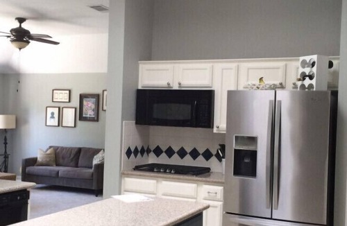 Scofield Farms House | North Austin Beautiful Bright 4 Bedroom House 2 Bathroom, North Austin. Sleeps 6