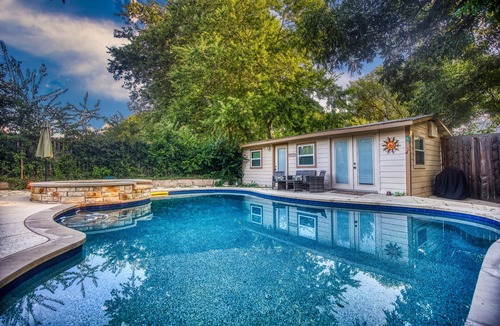Pflugerville Cottage | North Austin Poolside Casita
