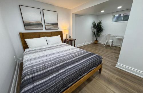 Barrie House | North Barrie !A Stylish and Spacious Private Bedroom with Private Bathroom