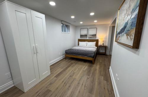 Barrie House | North Barrie !A Stylish and Spacious Private Bedroom with Private Bathroom