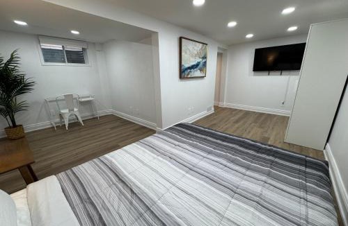 Barrie House | North Barrie !A Stylish and Spacious Private Bedroom with Private Bathroom
