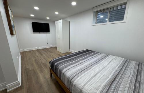 Barrie House | North Barrie !A Stylish and Spacious Private Bedroom with Private Bathroom