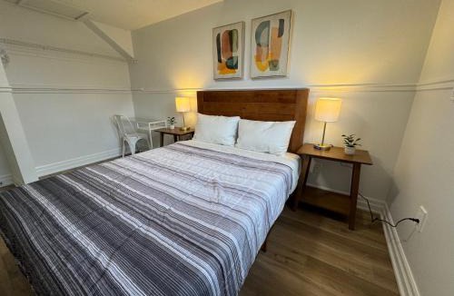 Barrie House | North Barrie !D Stylish and Cozy Private Bedroom with Shared Bathroom