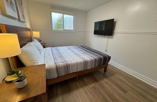 Barrie House | North Barrie !D Stylish and Cozy Private Bedroom with Shared Bathroom