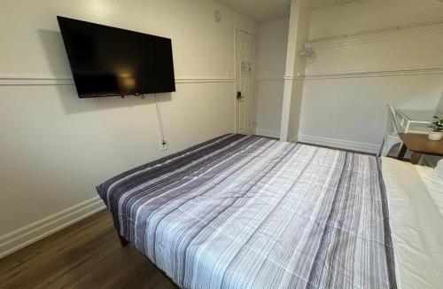 Barrie House | North Barrie !D Stylish and Cozy Private Bedroom with Shared Bathroom
