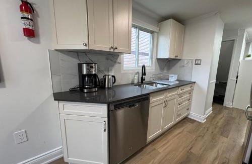 Barrie House | North Barrie !D Stylish and Cozy Private Bedroom with Shared Bathroom