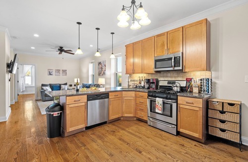St. Ben's Apartment | North Center Chicago - Walkable - Transit Accessible - King & Queen Beds