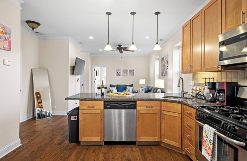 St. Ben's Apartment | North Center Chicago - Walkable - Transit Accessible - King & Queen Beds