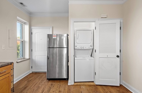 St. Ben's Apartment | North Center Chicago - Walkable - Transit Accessible - King & Queen Beds