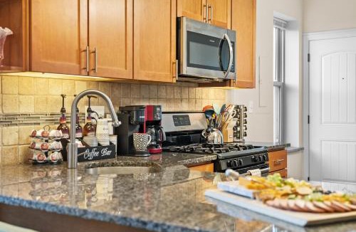 St. Ben's Apartment | North Center Chicago - Walkable - Transit Accessible - King & Queen Beds