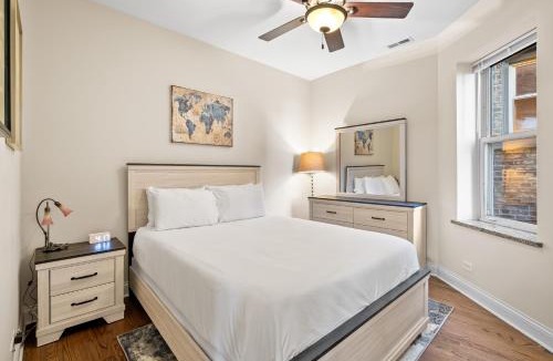 St. Ben's Apartment | North Center Chicago - Walkable - Transit Accessible - King & Queen Beds