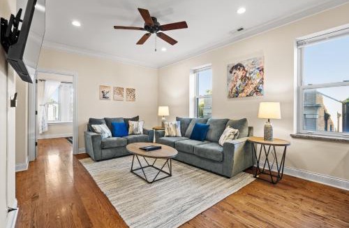 St. Ben's Apartment | North Center Chicago - Walkable - Transit Accessible - King & Queen Beds