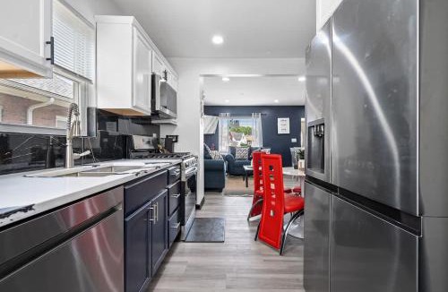North Chicago House | North Chi retreatNavySaunaTiki BarGames
