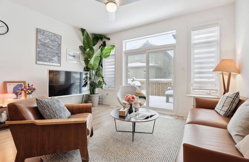 Innisfil House | North City Haven - Cozy 2 Bedroom Retreat
