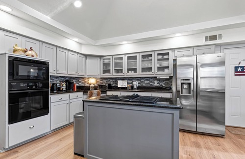 Far North Dallas House | North Dallas Retreat - 3 Bedrooms | Spacious Backyard