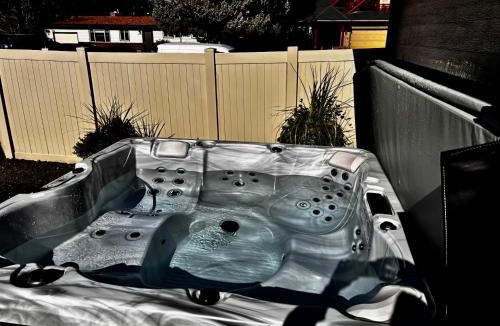 Sunset House | North End blue -Hot Tub - Fire Pit - Downtown -4BR