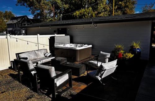 Sunset House | North End blue -Hot Tub - Fire Pit - Downtown -4BR
