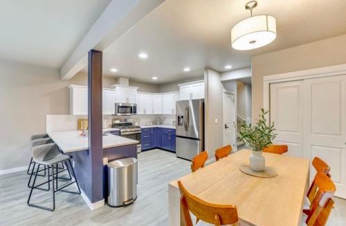 Sunset House | North End blue -Hot Tub - Fire Pit - Downtown -4BR