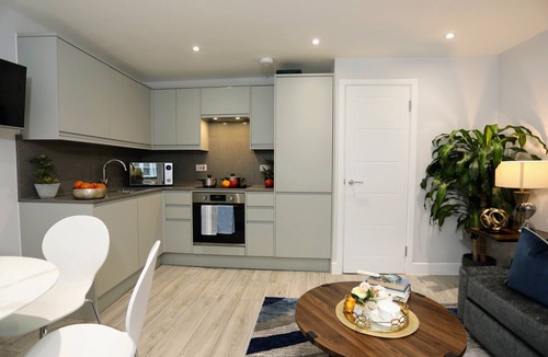 North Finchley Apartment | North Finchley N12 - Chic 3Bed/2Bath Duplex Flat with Parking and Free WIFI