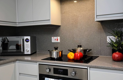 North Finchley Apartment | North Finchley N12 - Chic 3Bed/2Bath Duplex Flat with Parking and Free WIFI