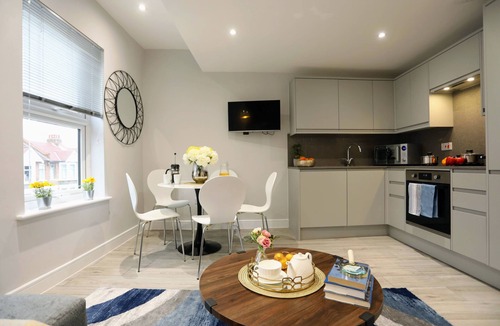 North Finchley Apartment | North Finchley N12 - Chic 3Bed/2Bath Duplex Flat with Parking and Free WIFI