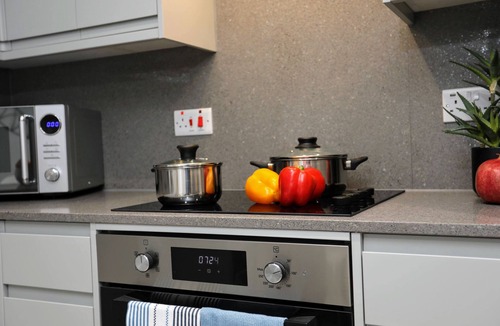 North Finchley Apartment | North Finchley N12 - Chic 3Bed/2Bath Duplex Flat with Parking and Free WIFI