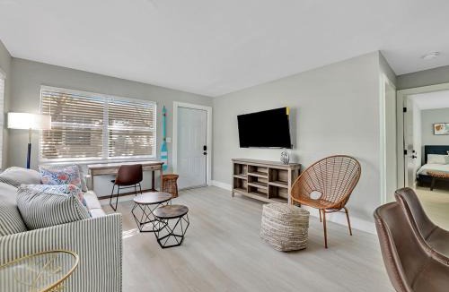 North Beach Apartment | North Hollywood Beach 1BR | Walk to Ocean